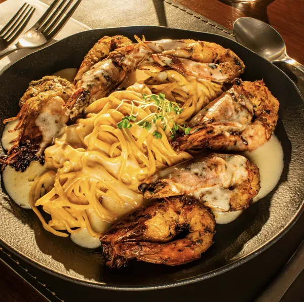Camarões grelhados ao molho champagne com linguine artesanal
