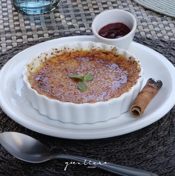 Crème brûlée com geleia de frutas vermelhas