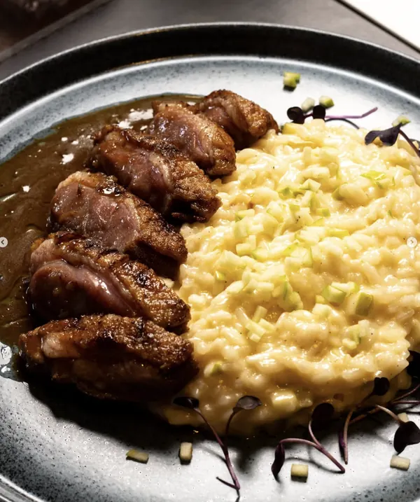 Magret de pato grelhado com risoto de brie e maçã verde