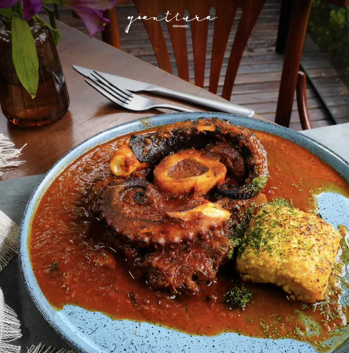 Ossobuco com polvo servido na área externa do Gianttura