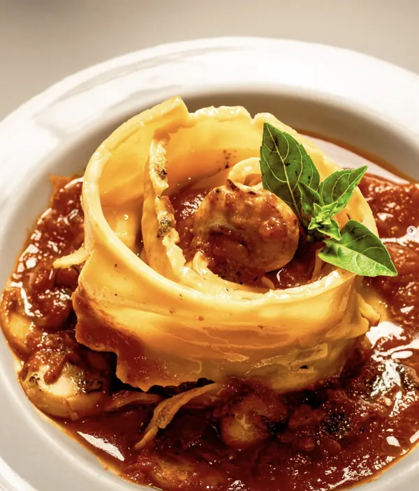 Sofioli com ragu de tomate e manjericão